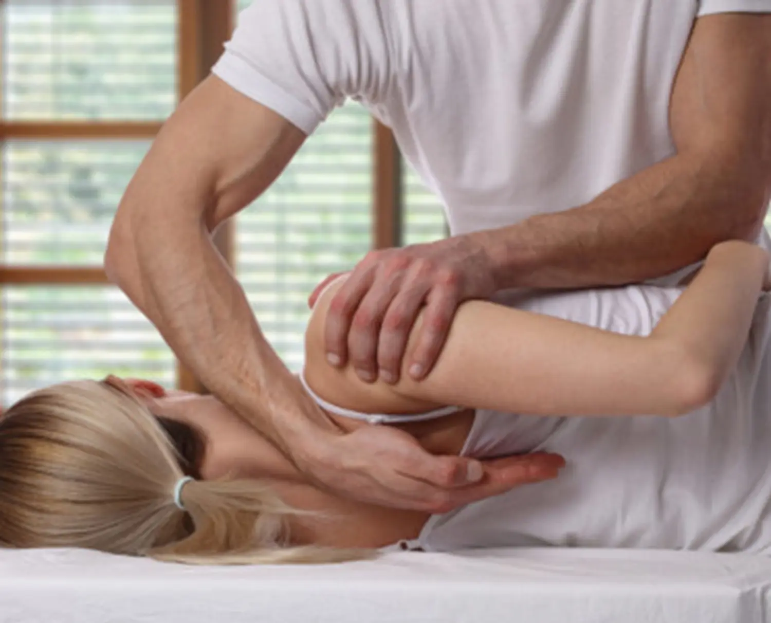 Marco Ulloth bei der Patiententherapie bei Fuss&Fit