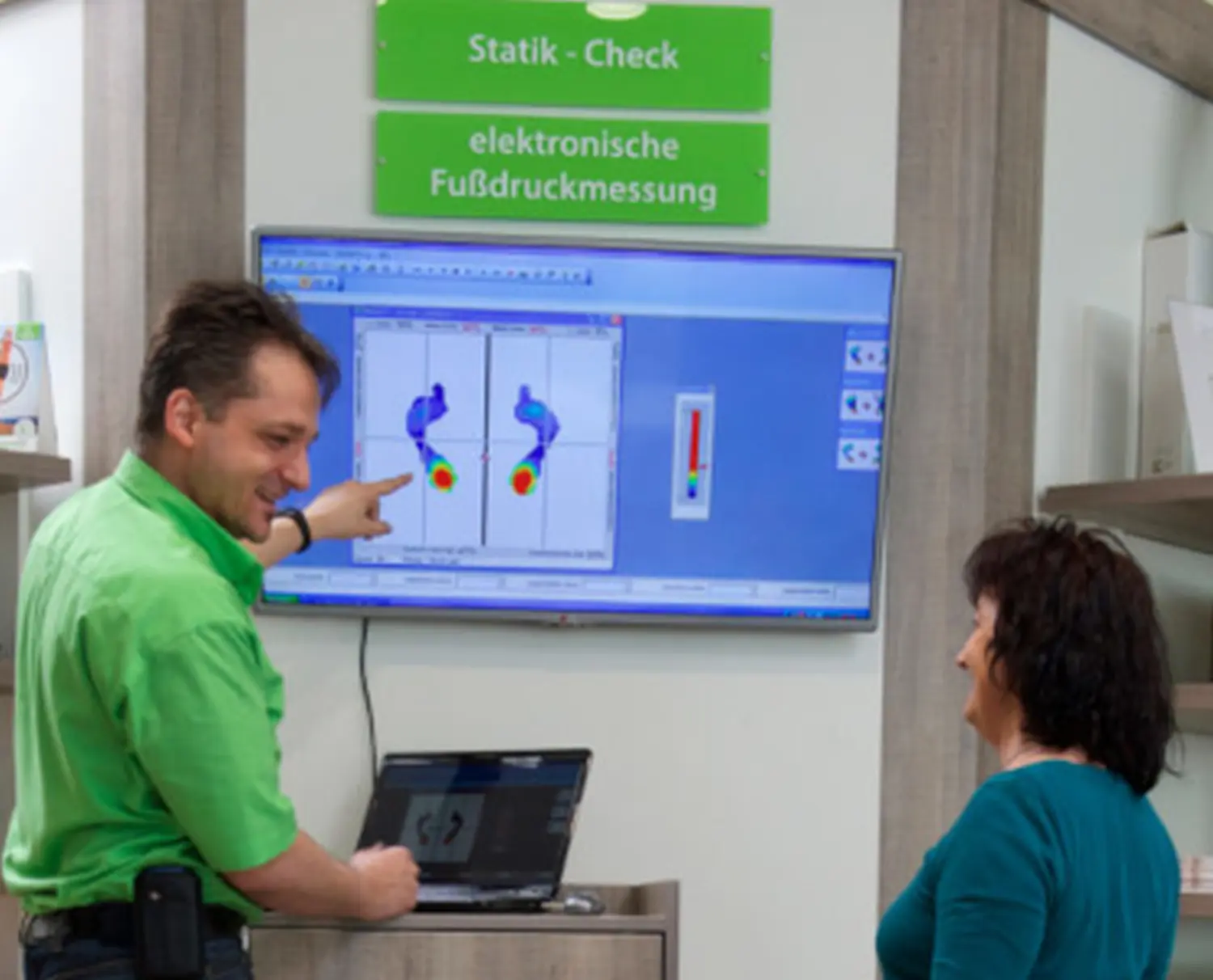 Das Fuss&Fit-Team betreut den Patienten